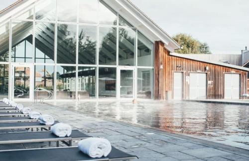 Cirencester House | Cotswolds Lakehouse, with hot tub & spa access, Lower Mill Estate