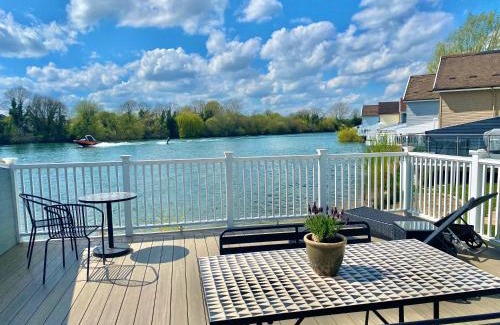 South Cerney House | Cotswolds Lakeside Lodge - Nesbitt's Nest