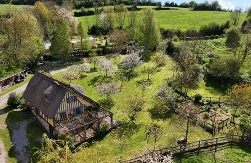 Saint-Evroult-de-Montfort Cottage | Cottage in Pays d'Auge with garden, pets allowed