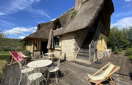 Saint-Evroult-de-Montfort Cottage | Cottage in Pays d'Auge with garden, pets allowed