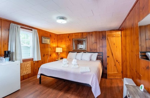 Weirs Beach Cabin | Cottage 14 Summary: A