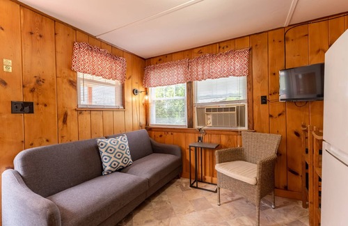 Weirs Beach Cabin | Cottage 15 Summary: A