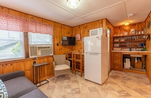 Weirs Beach Cabin | Cottage 15 Summary: A