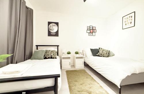 East Acton Apartment | Cottage 25 mins to Central with Free Parking & Large Garden