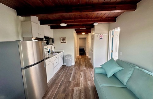 Tavares Cottage | Cottage 31: Hibiscus Hut - Waterfront Lodging in Downtown Tavares, FL