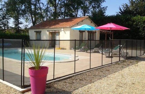 Bournand House | Cottage, 4 bedrooms up to 10, pool, in a XVIIth C Castle in the Loire Valley