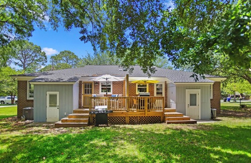 Old Village House | Cottage 5 Mins to Beach, Big Yard, Pet Friendly