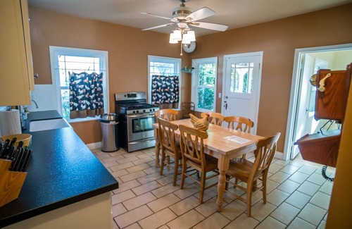 Paso Robles House | Cottage at Capitol Hill-In-Town Vintage Charm with Spa!