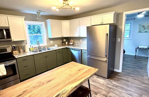 Luray Cottage | Cottage by the Caverns *FIRE PIT* *MOUNTAIN VIEWS*