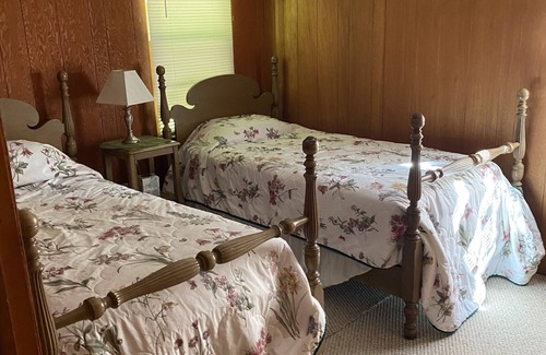 Huletts Landing Cottage | Cottage by the lake