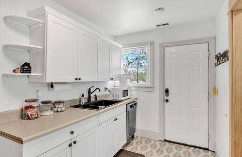 Easley House | Cottage Chic~ Monthly Rental 2min to DT Easley!