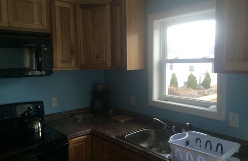 Old Orchard Beach Cottage | Cottage close to beach. Sleeps 6. Back deck with grill. Close to amusement parks