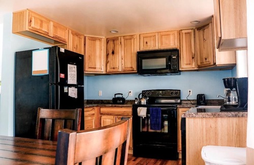 Old Orchard Beach Cottage | Cottage close to beach. Sleeps 6. Back deck with grill. Close to amusement parks