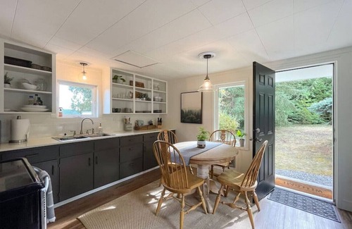 Sequim Cottage | Cottage · Cottage on the Bay- Hot Tub, Beach, Dock, Kayaks