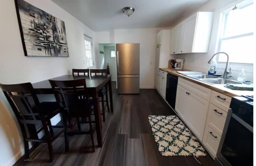 Auburn Cottage | Cottage getaway, pet friendly, fully fenced yard