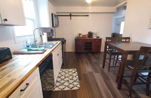 Auburn Cottage | Cottage getaway, pet friendly, fully fenced yard