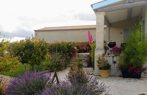 Cabrieres-d'Avignon Apartment | cottage in Luberon