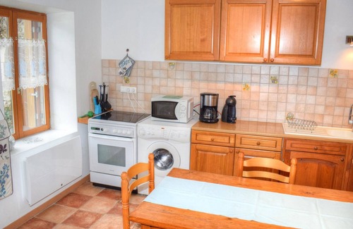 Chemille-sur-Indrois Cottage | Cottage in Touraine with fireplace, pets allowed, garden and parking