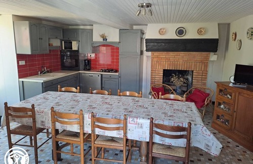 Vouvant Cottage | Cottage in medieval Vouvant with private parking, 4 bedrooms