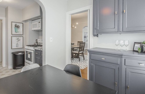 Crestwood House | Cottage In The City / 5 Minutes to Downton