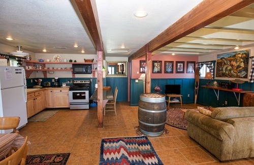 McCall House | Cottage Inn - Heart of Downtown McCall - Sleeps 4 - Walk to Restaurants - Lake and Beach