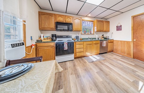 Cuyahoga Falls House | Cottage Living in Cuyahoga Falls: 3 bed, 2 bath w 2 porches, Smart TVs