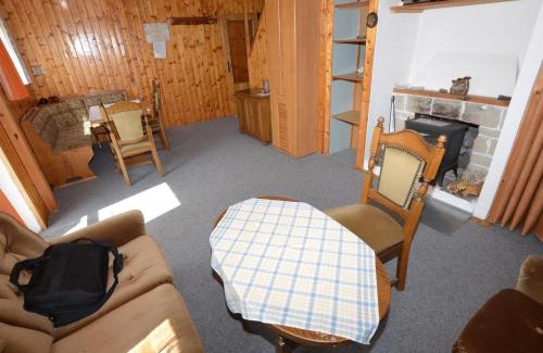 Pocedelice House | Cottage near River Ohre with Garden