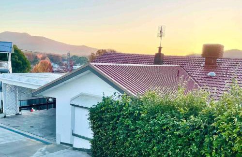 Myrtleford House | Cottage on The Hill