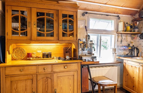 Kuden Cottage | Cottage 'Reetdachhaus Bischoff' with Private Terrace, Private Garden and Wi-Fi