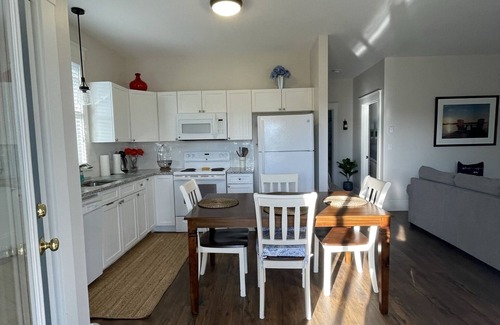 Cherry Valley Cottage | Cottage retreat in "The County" near top-notch wineries and sandy beaches!nn