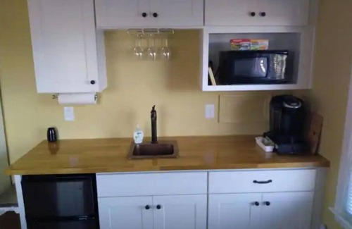 Keene House | Cottage Retreat - Wine, Horses, Convenient