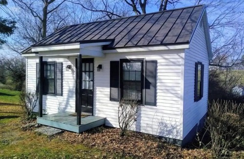 Keene House | Cottage Retreat - Wine, Horses, Convenient