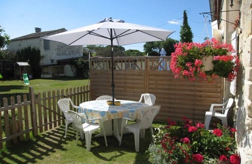 Gibourne Cottage | Cottage (sleep 5+cot) on Child-friendly Complex with shared pool and play areas
