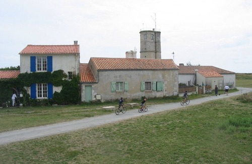 Gibourne Cottage | Cottage (sleep 5+cot) on Child-friendly Complex with shared pool and play areas