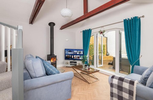 Hayton House | Cottage - Sleeps 3 hot tub & pet friendly