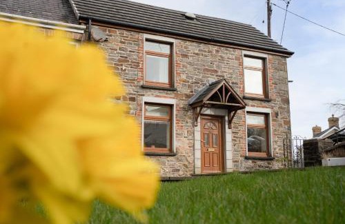 Brondini House | Cottage - Sleeps 4 - Garden - Parking