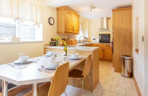 Brondini House | Cottage - Sleeps 4 - Garden - Parking