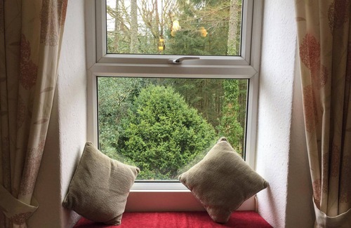 Thornthwaite House | Cottage - Sleeps 4 - Pets Ok - Garden - Parking