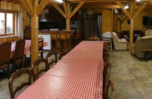 Vernusse Cottage | Cottage with covered pool, pets allowed in Vernusse