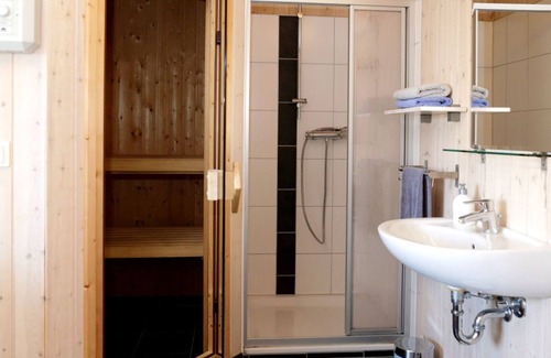 Wesselburenerkoog House | Cottage with a beach chair, fireplace, whirlpool and sauna