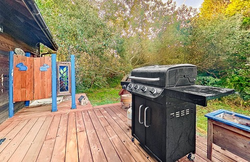 Cleone Cabin | Cottage with deck & electric fireplace- walk to the ocean, beach, & bluffs