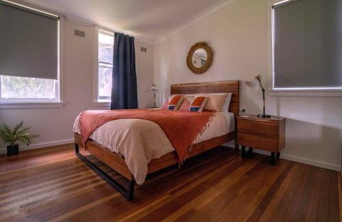 Singleton Heights House | Cottage with Piano, Books & Games in the Hunter