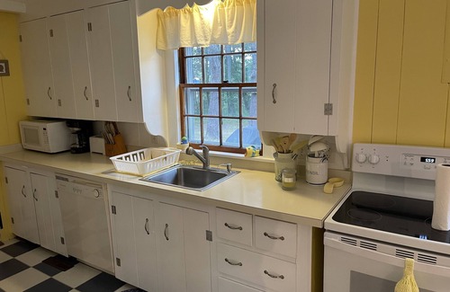 Hyannis Port Cottage | Cottage with private beach in Hyannis Port