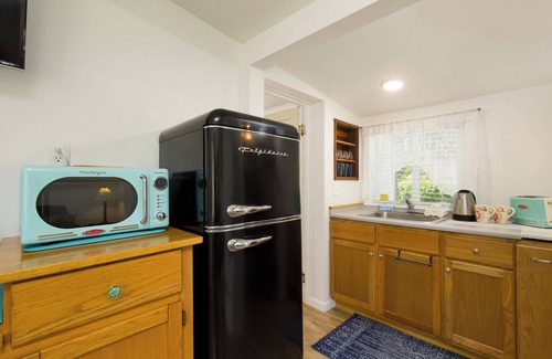 Arcata House | Cottagecore charm beside the redwoods—steps to trails, minutes to beaches and downtown Arcata.
