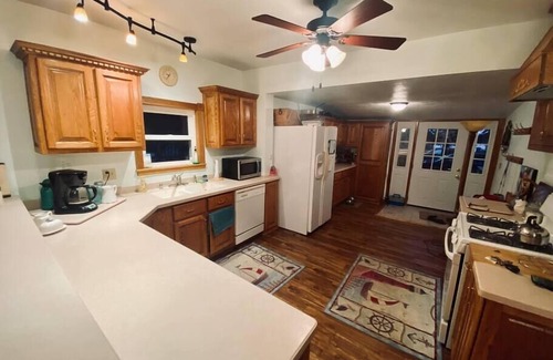 Fulton House | Cottages on Sand Lake - *Jaquzzi* - The Retreat