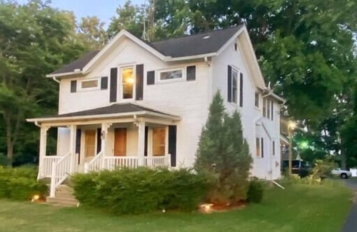 Fulton House | Cottages on Sand Lake - *Jaquzzi* - The Retreat