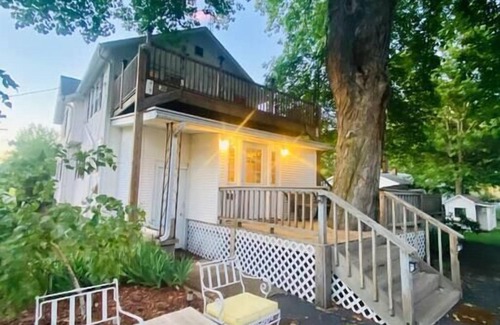 Fulton House | Cottages on Sand Lake - *Jaquzzi* - The Retreat