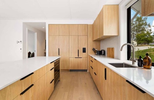 Arrowtown House | Cottonwood Villa | Outdoor spa pool, fireplace, and BBQ