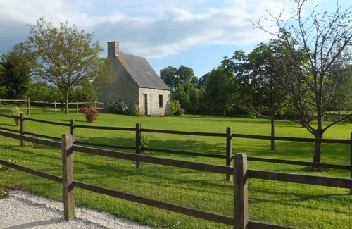 Saint-Germain-de-Varreville Cottage | Country house near beach, pets allowed, WiFi