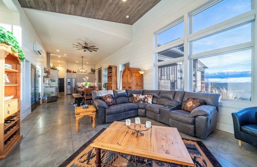 Powell Butte House | Country Chic Ranch- Panoramic Mountain Views - Resort Amenities